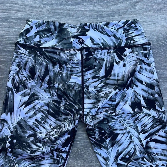 PrAna Roxanne Capri Leggings, black/white palm - Picture 5 of 7